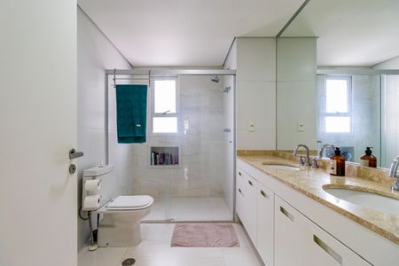 Apartamento à venda com 238m², 4 quartos e 4 vagasBanheiro do Quarto 3