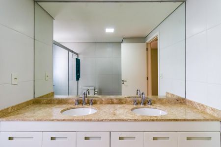 Apartamento à venda com 238m², 4 quartos e 4 vagasBanheiro do Quarto 3