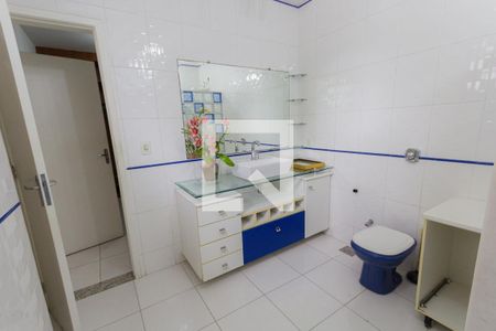 Casa de condomínio para alugar com 500m², 8 quartos e 4 vagas Casa de condomínio para alugar com 500m², 8 quartos e 4 vagasBanheiro da Suíte 8