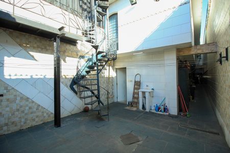 Casa à venda com 330m², 5 quartos e 2 vagas Casa à venda com 330m², 5 quartos e 2 vagasÁrea Externa