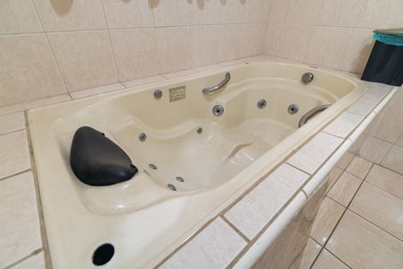 Casa à venda com 210m², 3 quartos e 2 vagasBanheiro da Suíte 1 Detalhe