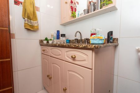 Banheiro de apartamento à venda com 1 quarto, 48m² em Sarandi, Porto Alegre