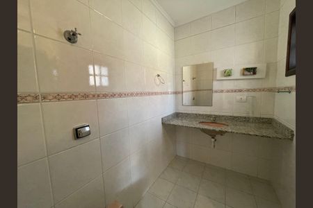 Casa de condomínio para alugar com 326m², 4 quartos e 6 vagas Casa de condomínio para alugar com 326m², 4 quartos e 6 vagasBanheiro da Suíte 2