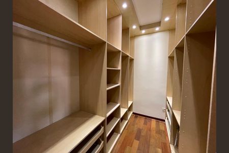 Casa de condomínio para alugar com 326m², 4 quartos e 6 vagas Casa de condomínio para alugar com 326m², 4 quartos e 6 vagasCloset da suíte 1