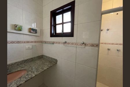 Casa de condomínio para alugar com 326m², 4 quartos e 6 vagas Casa de condomínio para alugar com 326m², 4 quartos e 6 vagasBanheiro da Suíte 2