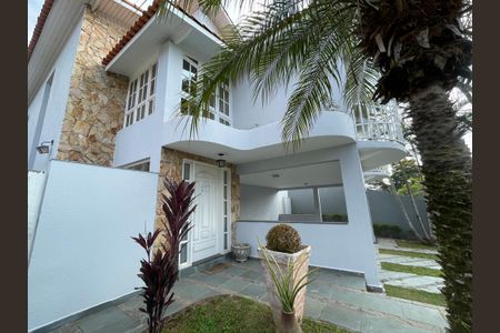 Casa de condomínio para alugar com 326m², 4 quartos e 6 vagas Casa de condomínio para alugar com 326m², 4 quartos e 6 vagasFachada