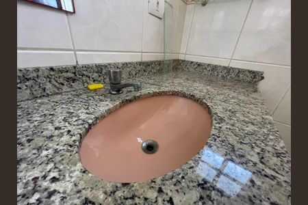 Casa de condomínio para alugar com 326m², 4 quartos e 6 vagas Casa de condomínio para alugar com 326m², 4 quartos e 6 vagasBanheiro da Suíte 2