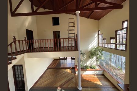 Casa de condomínio para alugar com 326m², 4 quartos e 6 vagas Casa de condomínio para alugar com 326m², 4 quartos e 6 vagasCorredor