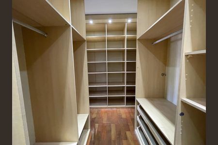 Casa de condomínio para alugar com 326m², 4 quartos e 6 vagas Casa de condomínio para alugar com 326m², 4 quartos e 6 vagasCloset da suíte 1