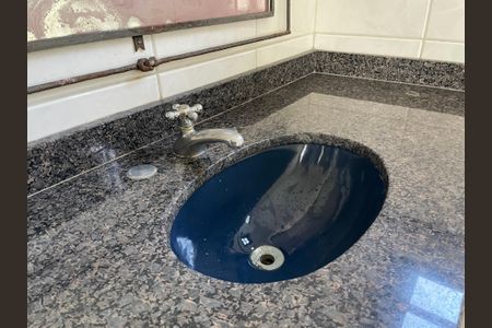 Casa de condomínio para alugar com 326m², 4 quartos e 6 vagas Casa de condomínio para alugar com 326m², 4 quartos e 6 vagasBanheiro da Suíte 1