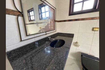 Casa de condomínio para alugar com 326m², 4 quartos e 6 vagas Casa de condomínio para alugar com 326m², 4 quartos e 6 vagasBanheiro da Suíte 1