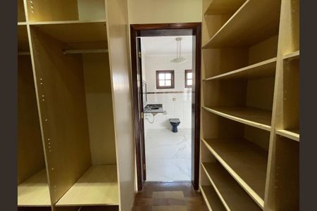 Casa de condomínio para alugar com 326m², 4 quartos e 6 vagas Casa de condomínio para alugar com 326m², 4 quartos e 6 vagasBanheiro da Suíte 1