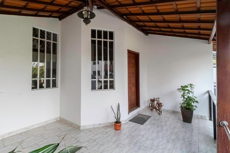 Casa à venda com 360m², 5 quartos e 4 vagas Casa à venda com 360m², 5 quartos e 4 vagasVaranda