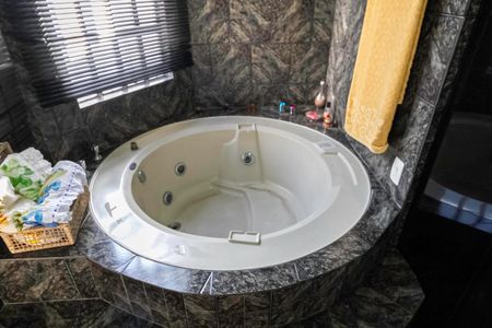 Casa à venda com 360m², 5 quartos e 4 vagas Casa à venda com 360m², 5 quartos e 4 vagasBanheiro da suíte 1