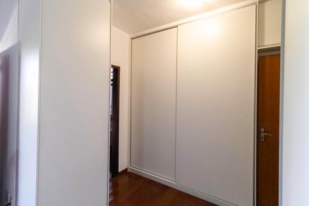 Casa à venda com 360m², 5 quartos e 4 vagas Casa à venda com 360m², 5 quartos e 4 vagasCloset da suíte 1