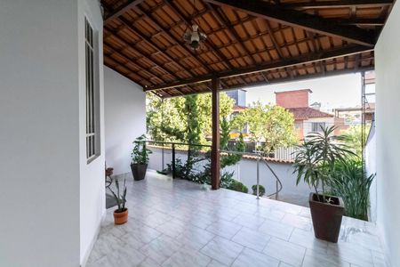 Casa à venda com 360m², 5 quartos e 4 vagas Casa à venda com 360m², 5 quartos e 4 vagasVaranda