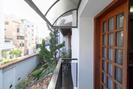 Casa à venda com 360m², 5 quartos e 4 vagas Casa à venda com 360m², 5 quartos e 4 vagasVaranda da sala 1