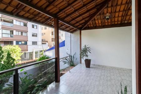 Casa à venda com 360m², 5 quartos e 4 vagas Casa à venda com 360m², 5 quartos e 4 vagasVaranda