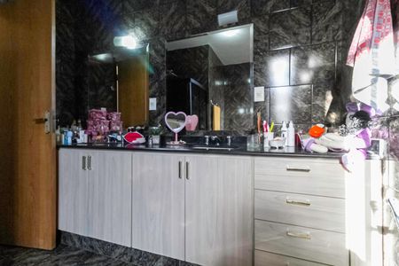 Casa à venda com 360m², 5 quartos e 4 vagas Casa à venda com 360m², 5 quartos e 4 vagasBanheiro da suíte 1