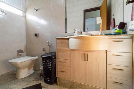 Casa à venda com 360m², 5 quartos e 4 vagas Casa à venda com 360m², 5 quartos e 4 vagasBanheiro social