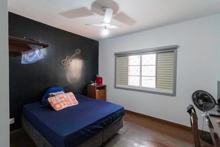 Casa à venda com 360m², 5 quartos e 4 vagas Casa à venda com 360m², 5 quartos e 4 vagasQuarto 2