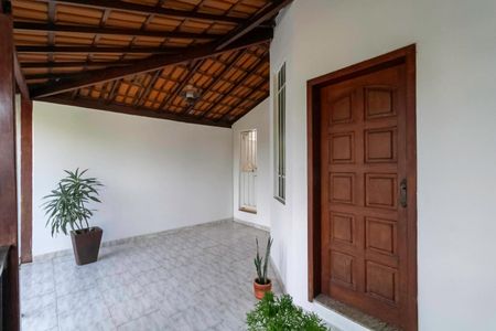 Casa à venda com 360m², 5 quartos e 4 vagas Casa à venda com 360m², 5 quartos e 4 vagasVaranda