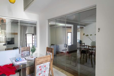 Casa à venda com 360m², 5 quartos e 4 vagas Casa à venda com 360m², 5 quartos e 4 vagasVaranda da sala 2