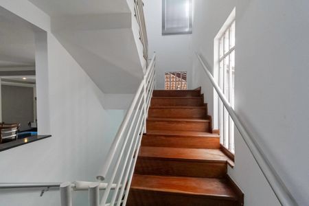 Casa à venda com 360m², 5 quartos e 4 vagas Casa à venda com 360m², 5 quartos e 4 vagasEscada