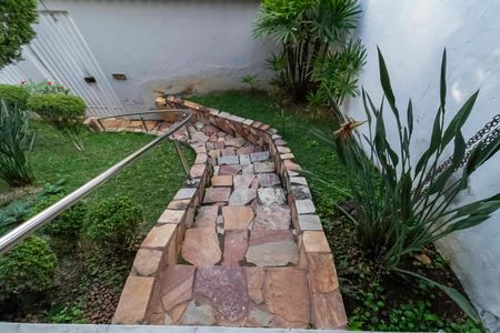 Casa à venda com 360m², 5 quartos e 4 vagas Casa à venda com 360m², 5 quartos e 4 vagasVaranda