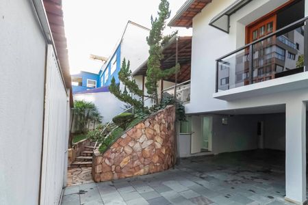 Casa à venda com 360m², 5 quartos e 4 vagas Casa à venda com 360m², 5 quartos e 4 vagasFachada