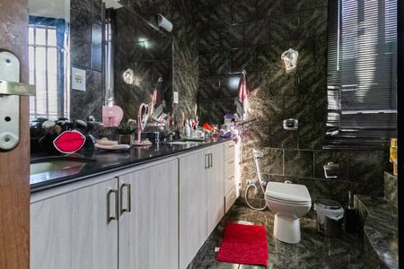 Casa à venda com 360m², 5 quartos e 4 vagas Casa à venda com 360m², 5 quartos e 4 vagasBanheiro da suíte 1