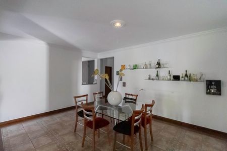 Casa à venda com 360m², 5 quartos e 4 vagas Casa à venda com 360m², 5 quartos e 4 vagasSala 2