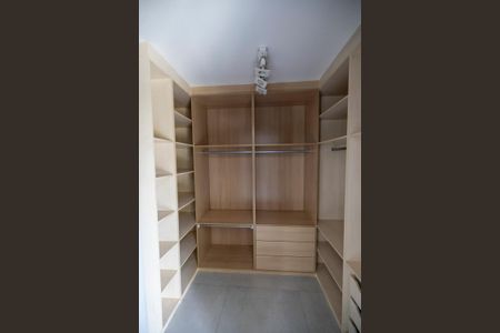 Casa de condomínio para alugar com 390m², 7 quartos e 4 vagasCloset Suite 1