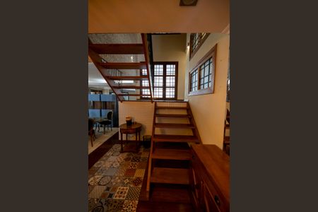 Casa de condomínio para alugar com 390m², 7 quartos e 4 vagasEscada