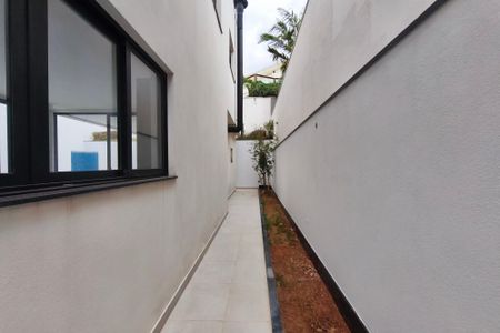 Casa de condomínio à venda com 260m², 3 quartos e 4 vagasCorredor - Quintal