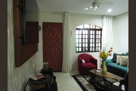 Sala de casa à venda com 2 quartos, 170m² em Veloso, Osasco