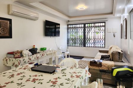 Casa à venda com 150m², 3 quartos e 2 vagas Casa à venda com 150m², 3 quartos e 2 vagasSala