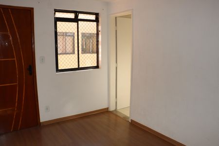 Sala de apartamento para alugar com 2 quartos, 43m² em Jardim Vista Alegre, Embu das Artes