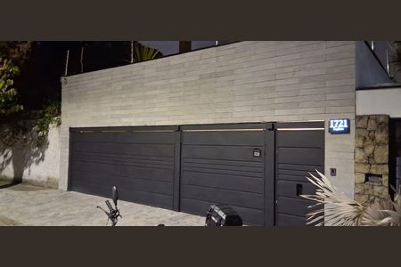 Casa à venda com 360m², 3 quartos e 3 vagas Casa à venda com 360m², 3 quartos e 3 vagasFachada