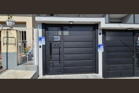 Casa à venda com 130m², 3 quartos e 2 vagas Casa à venda com 130m², 3 quartos e 2 vagasFachada