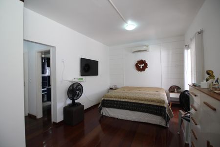 Casa de condomínio à venda com 600m², 3 quartos e 4 vagasSuíte