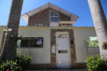 Casa de condomínio à venda com 600m², 3 quartos e 4 vagasFachada com Placa