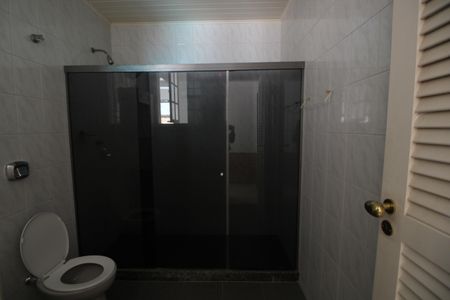 Casa de condomínio à venda com 600m², 3 quartos e 4 vagasBanheiro de Serviço