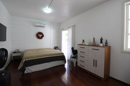 Casa de condomínio à venda com 600m², 3 quartos e 4 vagasSuíte