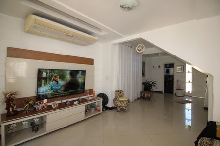 Sala de casa de condomínio à venda com 3 quartos, 600m² em Taquara, Rio de Janeiro