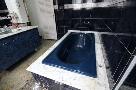 Casa de condomínio à venda com 600m², 3 quartos e 4 vagasBanheiro da Suíte