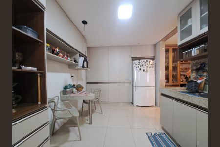 Casa à venda com 280m², 2 quartos e 2 vagasCozinha
