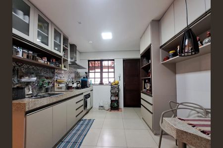 Casa à venda com 280m², 2 quartos e 2 vagasCozinha