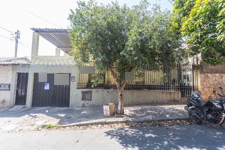 Casa à venda com 185m², 3 quartos e 3 vagas Casa à venda com 185m², 3 quartos e 3 vagasFachada