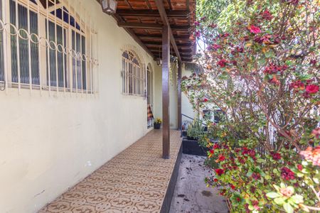 Casa à venda com 185m², 3 quartos e 3 vagas Casa à venda com 185m², 3 quartos e 3 vagasJardim/Entrada da Casa 1